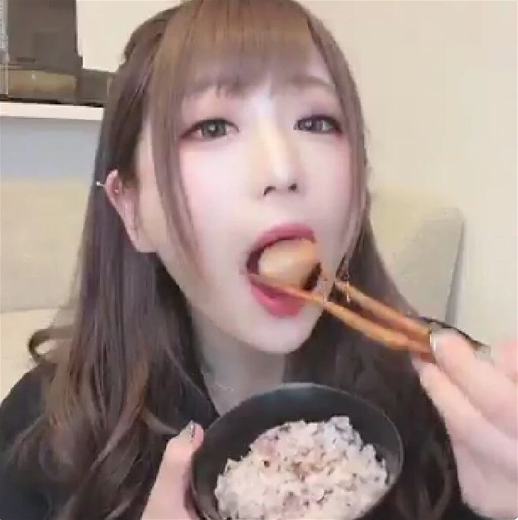 岩瀬唯奈在推特上PO出吃美食的影片。（圖／twitter@yuina_2780）