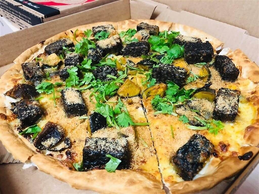 知名連鎖的比薩店推出了香菜皮蛋豬血糕披薩，引發網友熱議。(圖片/網友提供)