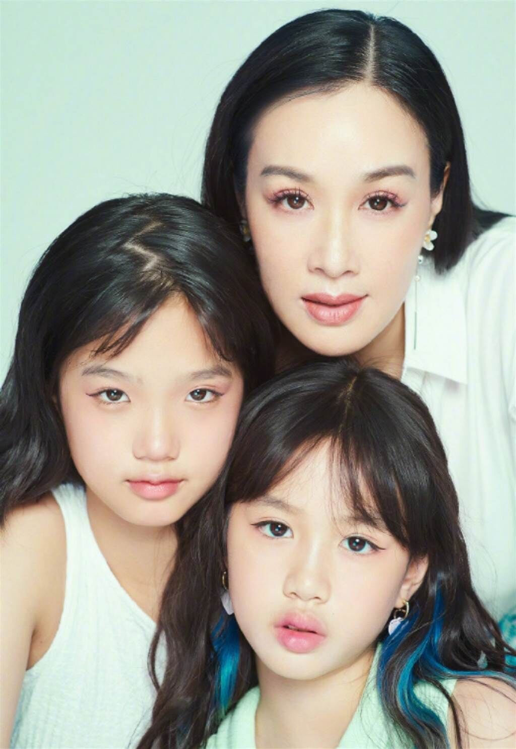 鍾麗緹在微博曬出和二女兒、小女兒的母女合照，女兒們長大顏值也升級。(圖/ 摘自鍾麗緹微博)