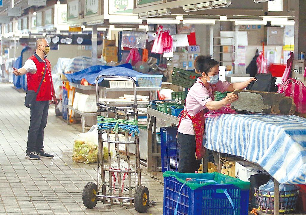 台北市環南市場2日緊急封閉清空消毒並休市3天，攤商因為事發突然趕緊收拾準備離開。（趙雙傑攝）