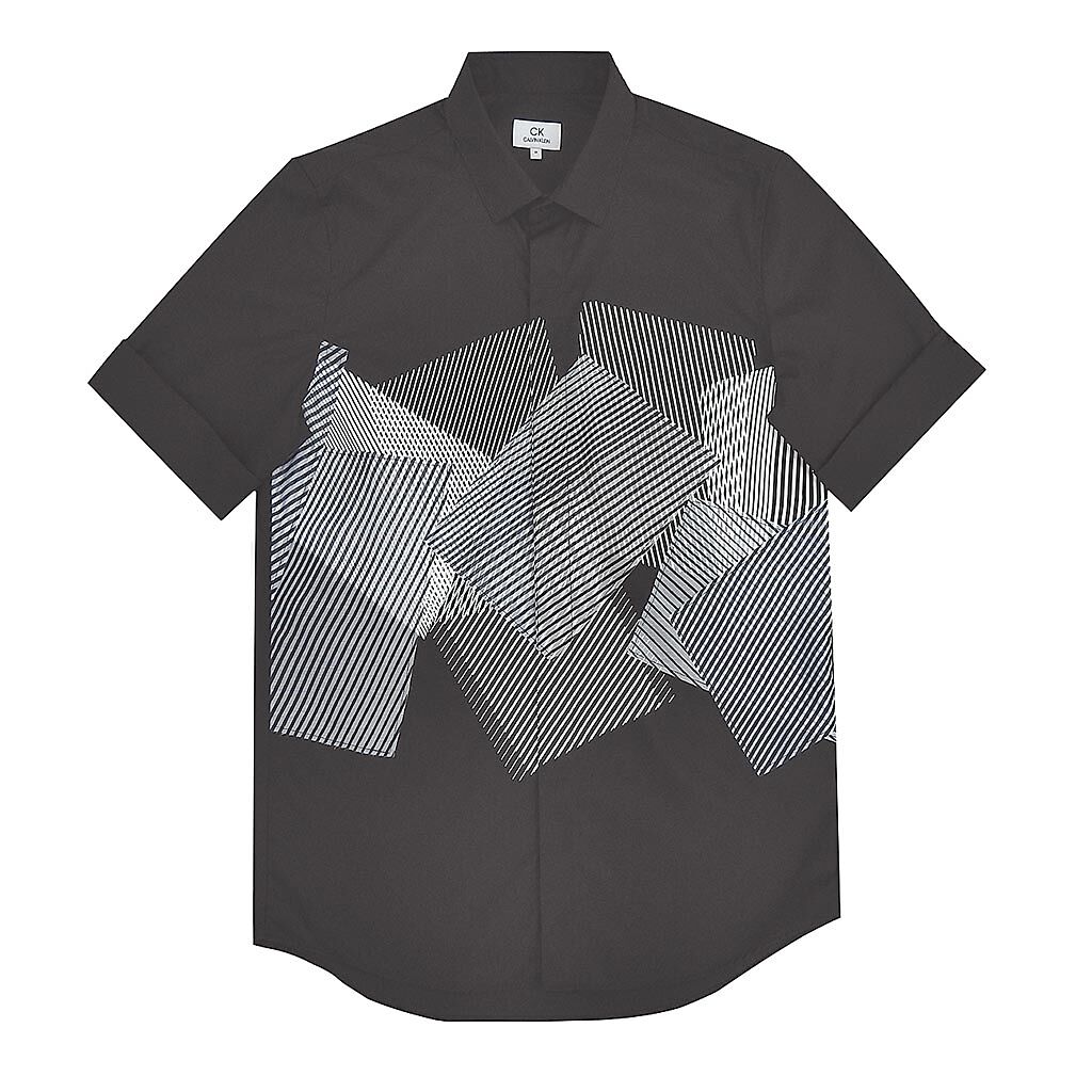 CK CALVIN KLEIN黑白異材質直條紋交疊圖形黑色袖口反摺短袖襯衫，9490元。（CK CALVIN KLEIN提供）