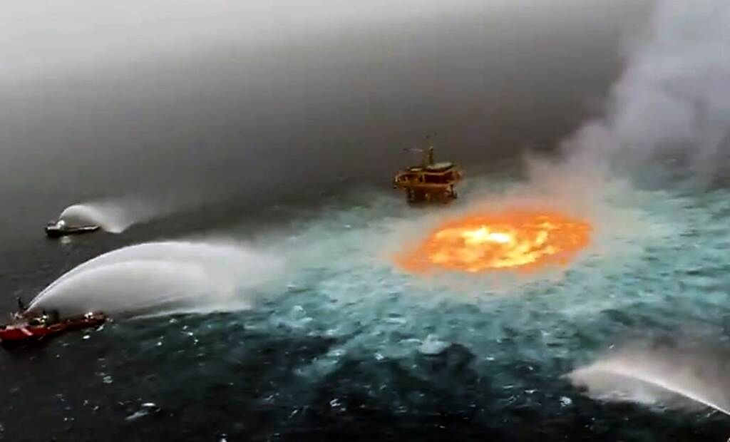 墨西哥石油公司的海底天然氣管線破裂，稍早發生爆燃事故，海面燒成「地獄之門」的駭人景象相當震撼。（圖／翻攝自推特）