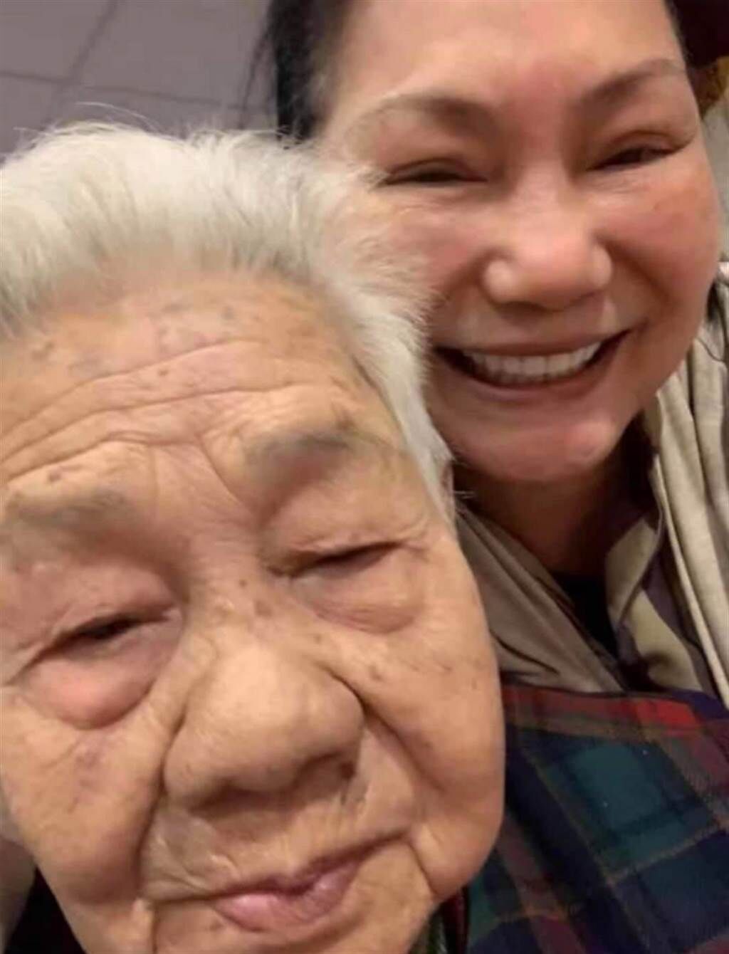 小S高齡92歲的阿嬤（圖左）今（3）日一早病逝。(圖/ 取自小S徐熙娣臉書)