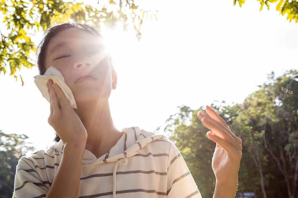 天氣炎熱，讓身體有腋味，逾半數青少年困擾。(示意圖/Shutterstock 非新聞當事人)