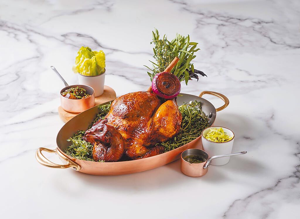 單點料理「爐烤放山雞」為人氣熱銷品項。（MiraWan提供）