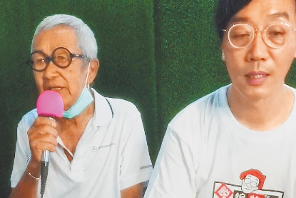 90歲國寶藝人脫線（左） 與兒子陳嘉成（右）開直播，哼唱懷舊台、日語老歌。 （翻攝畫面／莊哲權台東傳真）