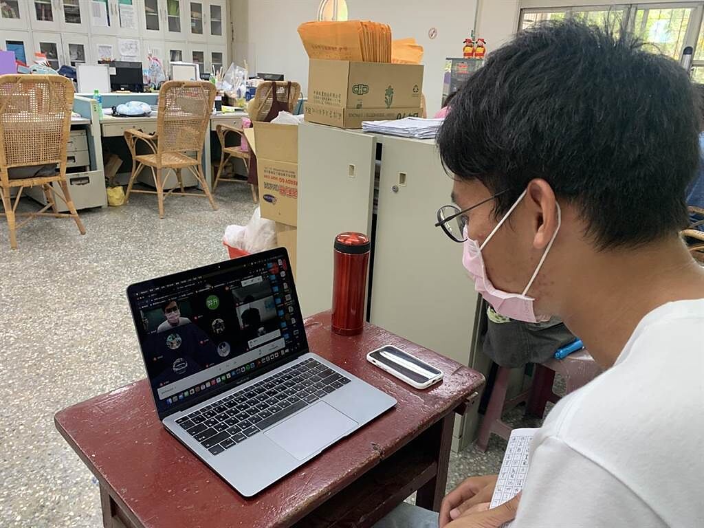 台南市教育局針對各校暑期輔導課決定先採8月起視訊上課，有家長反應學生以視訊上課的學習效果差。（讀者提供／程炳璋台南傳真）