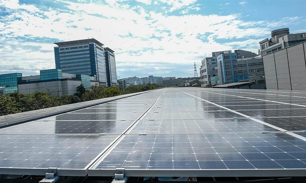 傳統太陽能光電模組使用鋁製邊框，在濱海地區易腐蝕損壞。（羅浚濱攝）