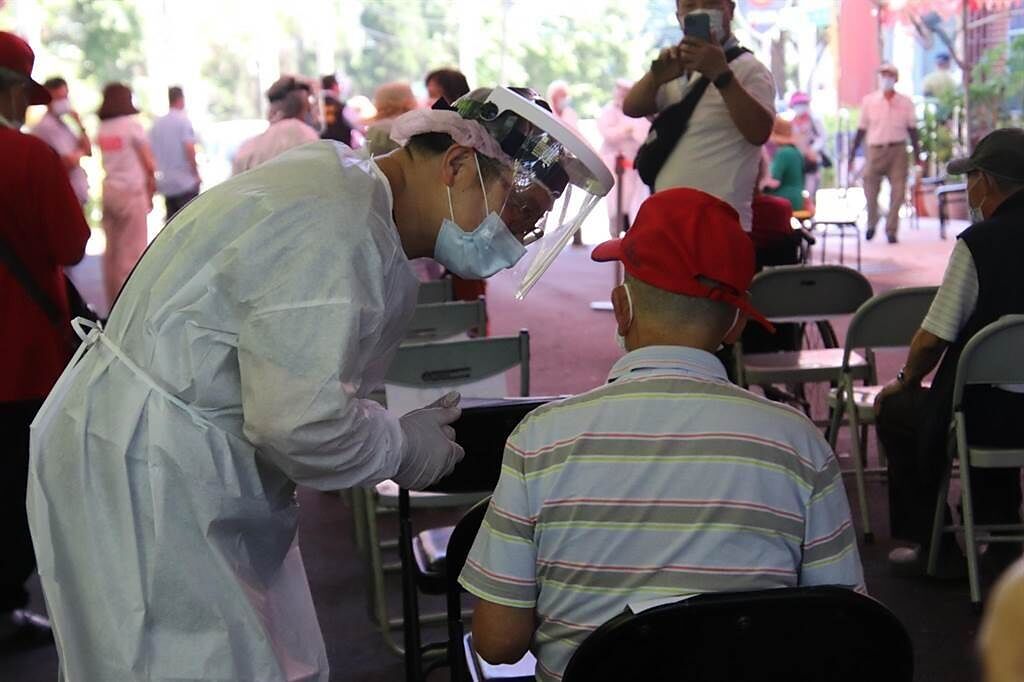新竹縣4日「嘉玲」！縣長楊文科指出，全縣75歲以上長者1萬2860人施打疫苗，涵蓋率約39.45％。（資料照，莊旻靜攝）