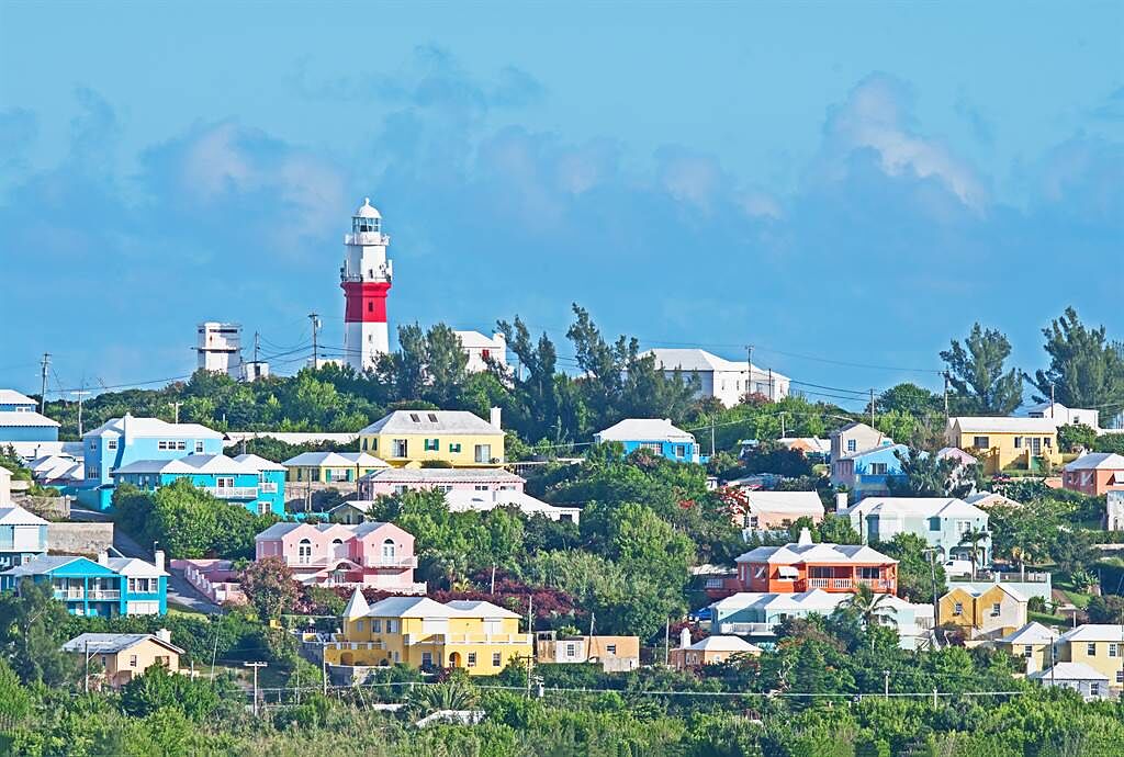 百慕達房子的屋頂幾乎都是白色階梯狀，主要是為了收集雨水，解決當地水資源問題。(圖/達志影像)