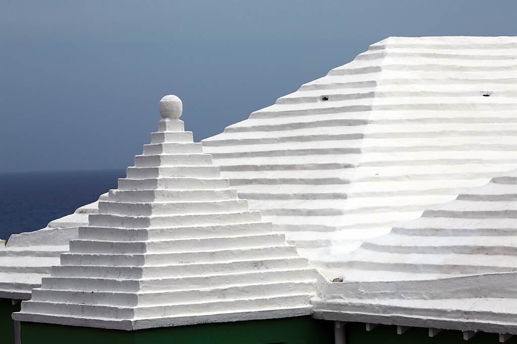 這些屋頂最初是由石灰砂漿製成，但現代大多都改塗白色油漆，能夠淨化雨水和反射紫外線。(圖/達志影像)