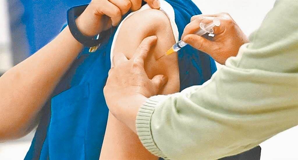 新北市2日開放72歲以上民眾接種莫德納疫苗，截止今日中午完成接種6萬8495人。（本報資料照片）