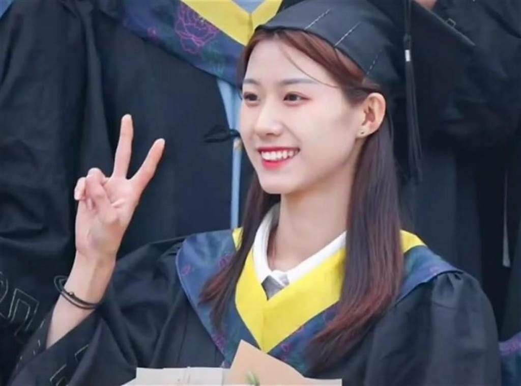 這名正妹姓趙，是該校土木工程系2021年的畢業生。(圖/翻攝自微博)