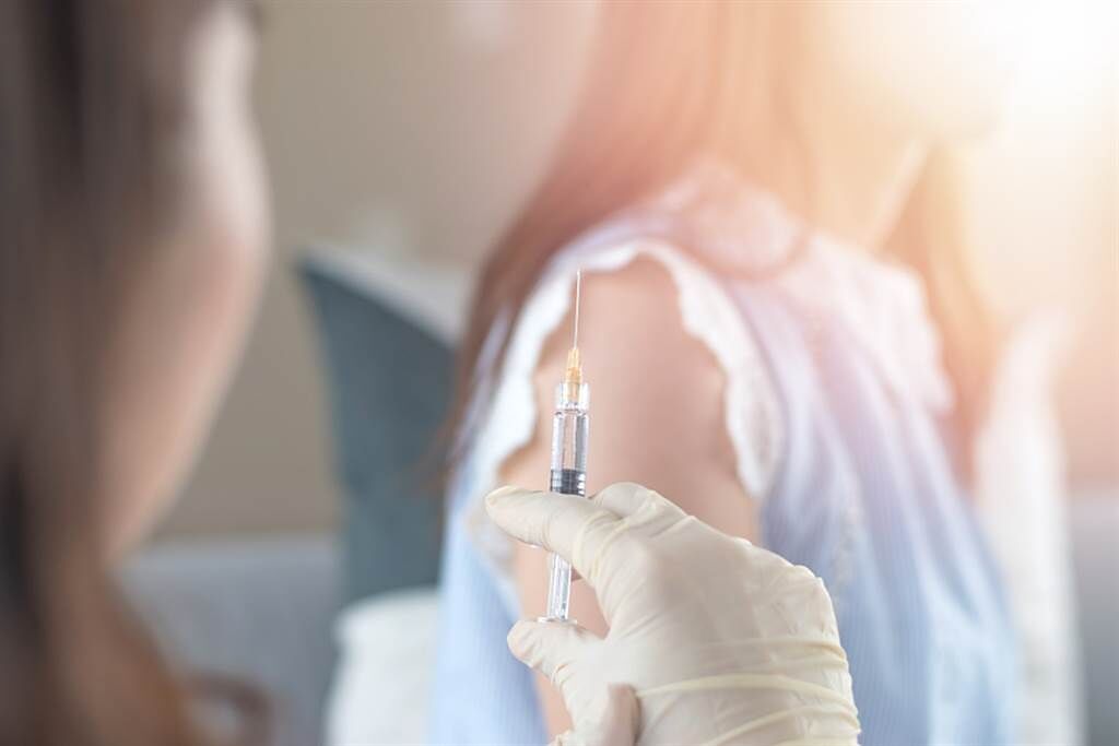 為降低罹患子宮頸癌的風險，不少女性會選擇自費施打HPV疫苗。（示意圖／Shutterstock）
