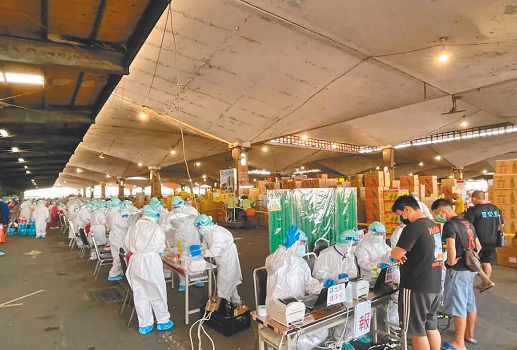 台北榮總3日協助聯合醫院，在北農第一果菜批發市場（萬大市場）進行PCR篩檢，確診數加6例。（台北榮總提供／張穎齊台北傳真）