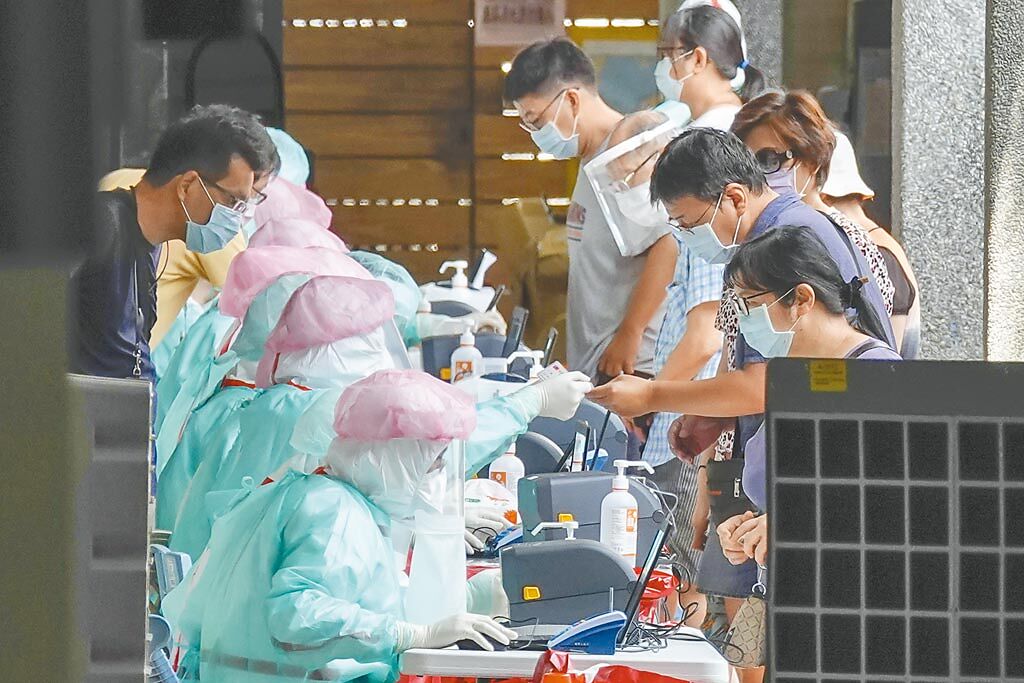 防堵社區感染，台北市立聯醫醫護人員4日為松山區虎林街及其周邊市場攤商、里民做PCR採檢辦理報到篩檢。（黃子明攝）