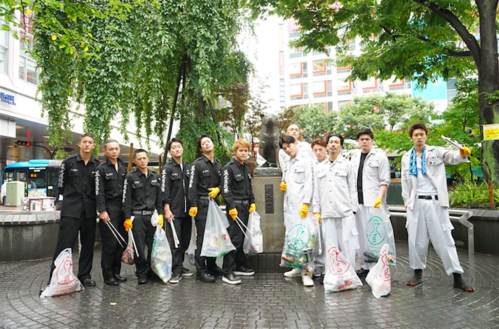 B2↑湊祥希（右五）與眾演員為《東京卍復仇者》造勢在澀谷撿拾垃圾。（取自官方推特）