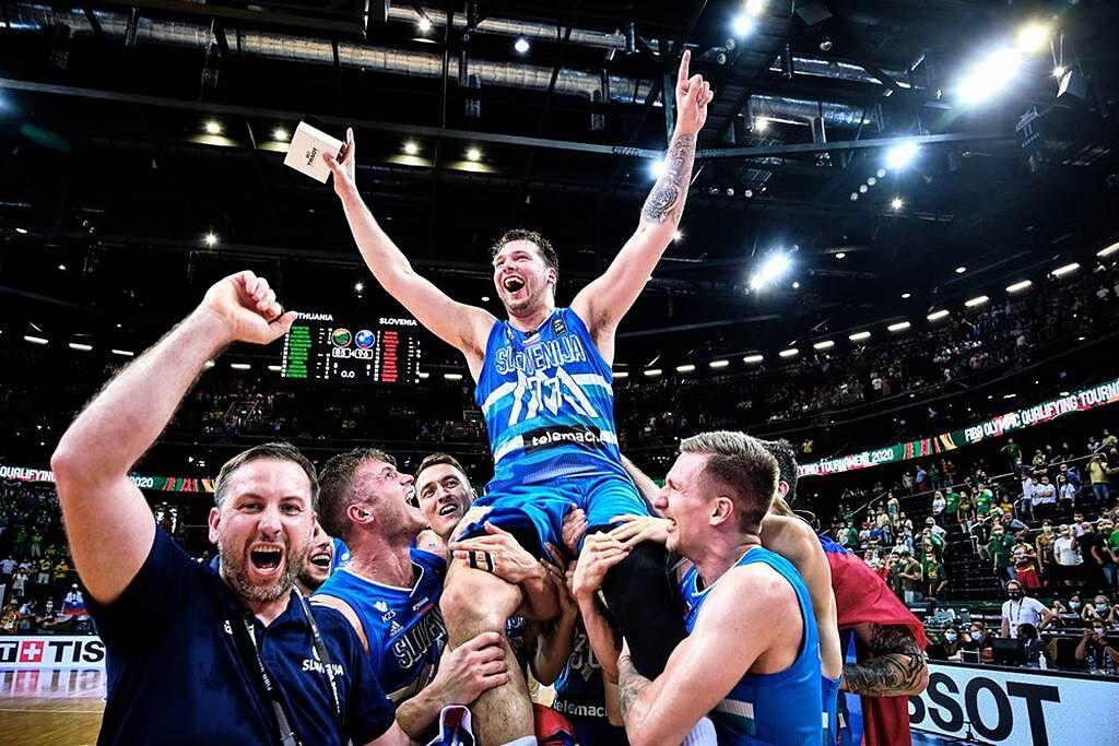 東契奇被斯洛維尼亞隊友高高舉起。(取自FIBA官網)