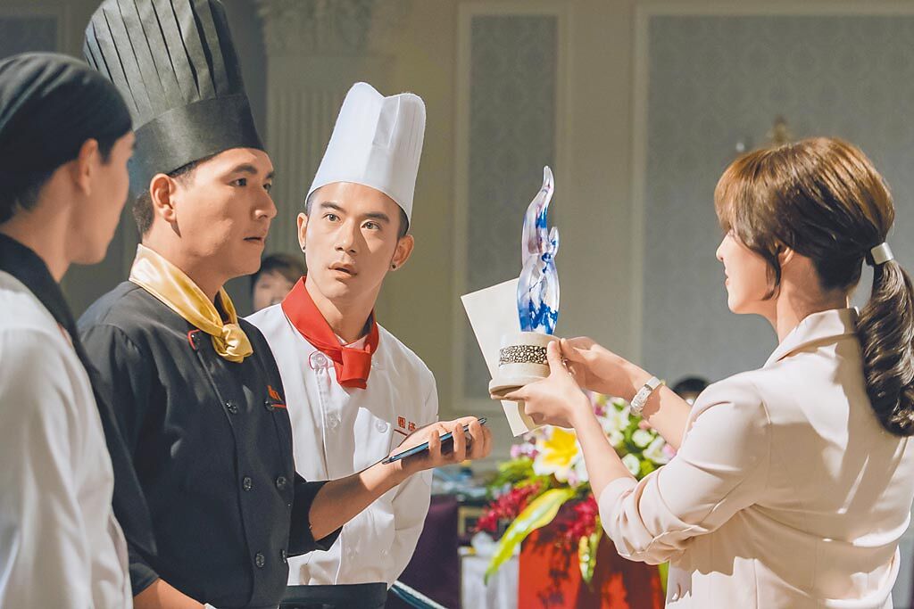 王傳一（左二）、紀言愷在《美味滿閣》中參加廚藝大賽。（中視提供）