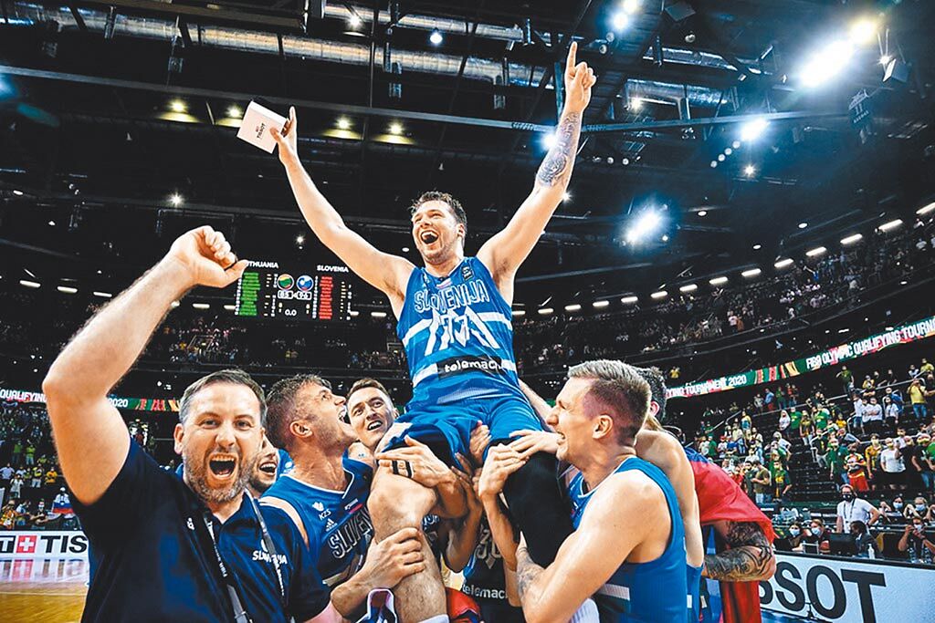 斯洛維尼亞球員興奮把東契奇舉了起來。（取自FIBA官網）