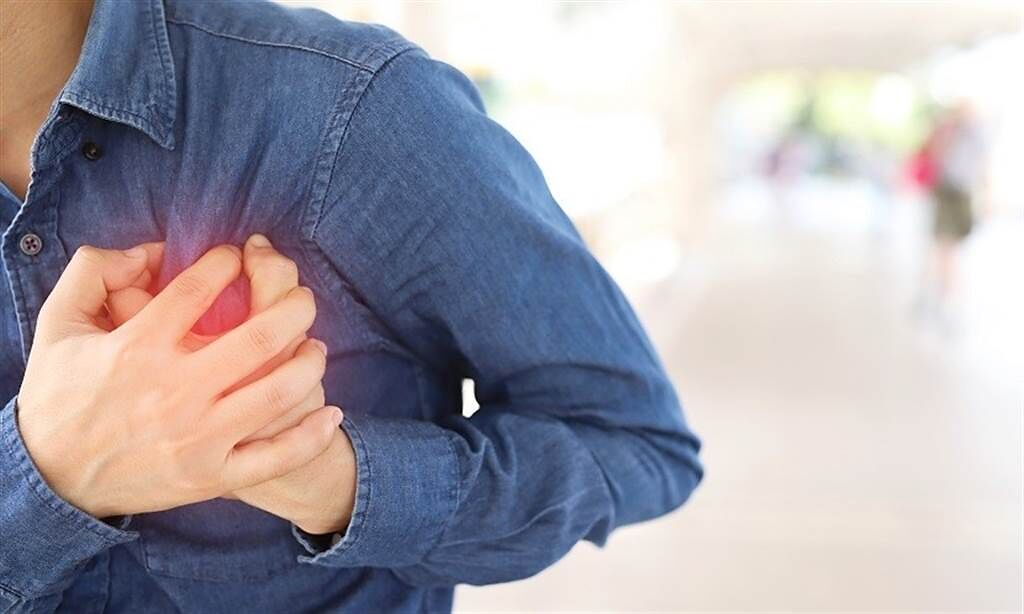 胸痛、冒冷汗 疑似心肌梗塞別忍耐！3招保心這樣做。(示意圖/Shutterstock)