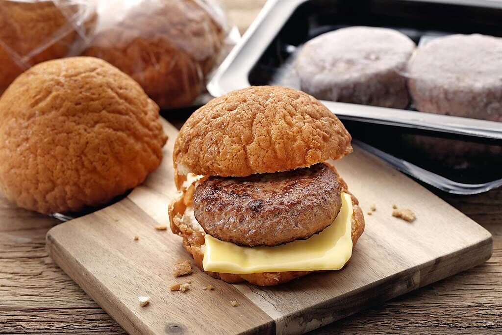 胡同燒肉攜手烘焙名店「菠蘿麵包BOLO PAN」，在胡同線上商城推出聯名新品「和牛漢堡肉菠蘿麵包」。（圖／橘焱國際）