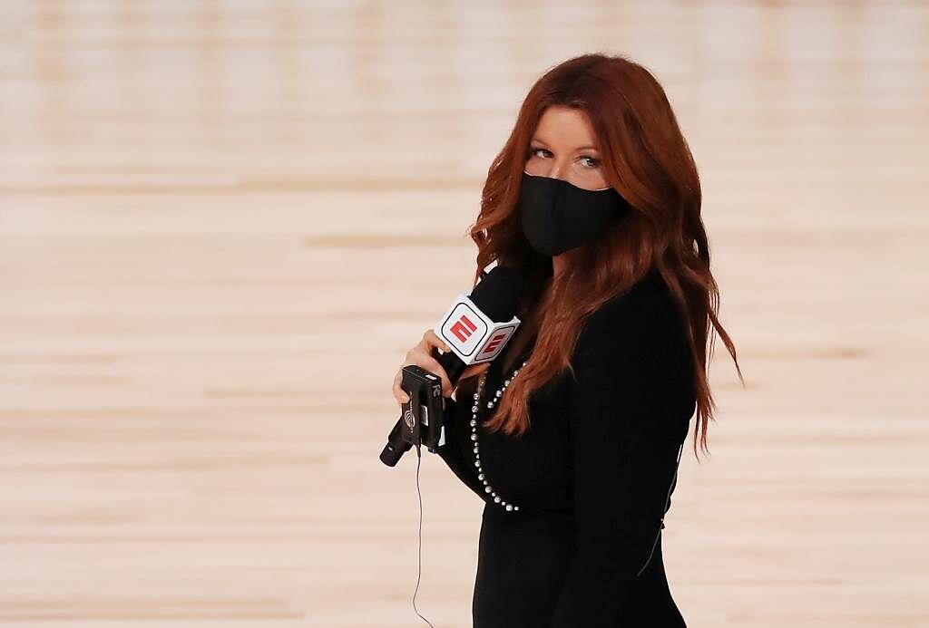 ESPN女記者妮可斯在2020年總冠軍賽訪問湖人隊。（達志影像）