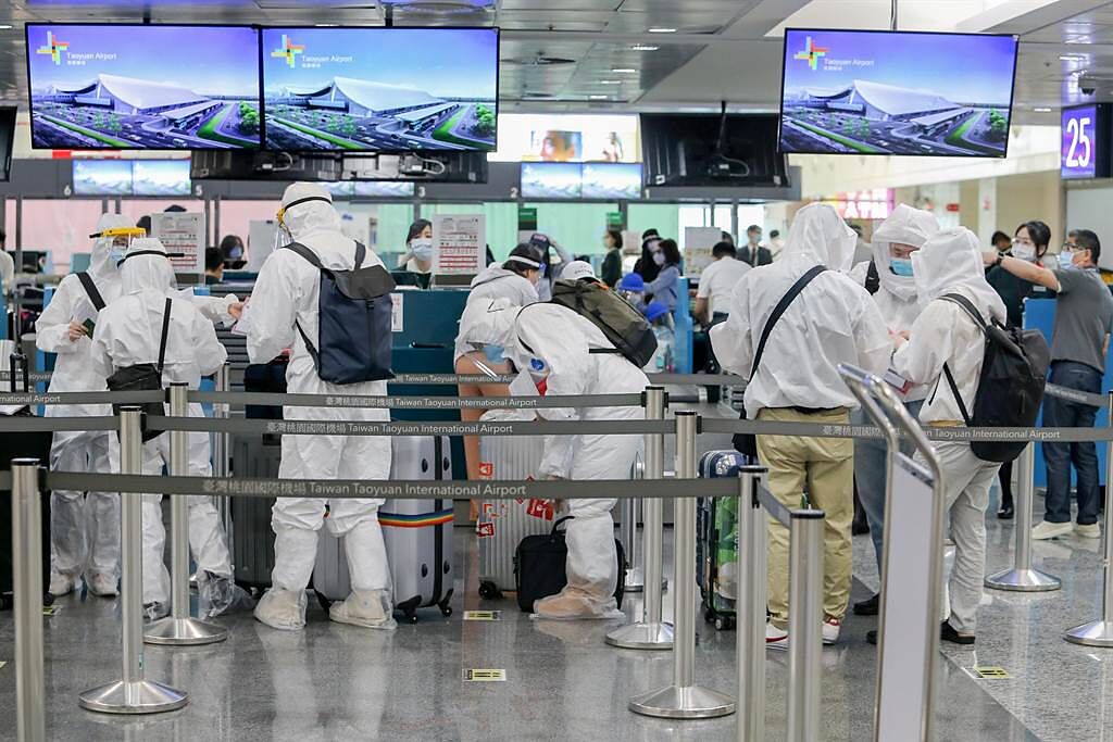 關島旅遊局為吸引國外觀光客赴關島打疫苗，實施Air V＆V計畫，讓觀光旅客施打疫苗，首發團164名旅客6間上午啟航。（陳麒全攝）