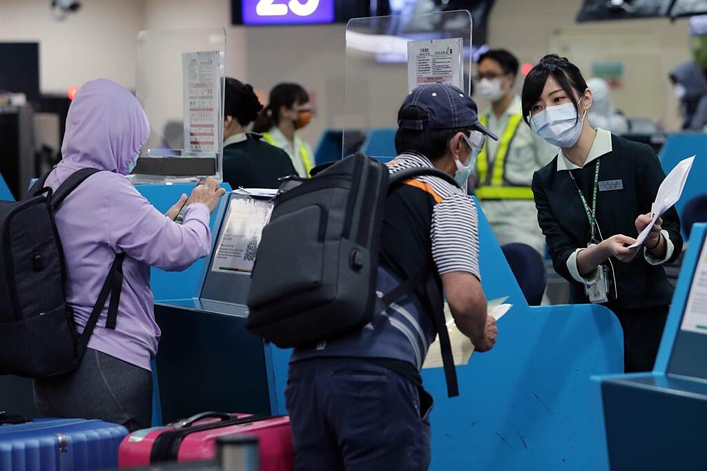 關島旅遊局為吸引國外觀光客赴關島打疫苗，實施Air V＆V計畫，讓觀光旅客施打疫苗，首發團164名旅客6間上午啟航。（陳麒全攝）