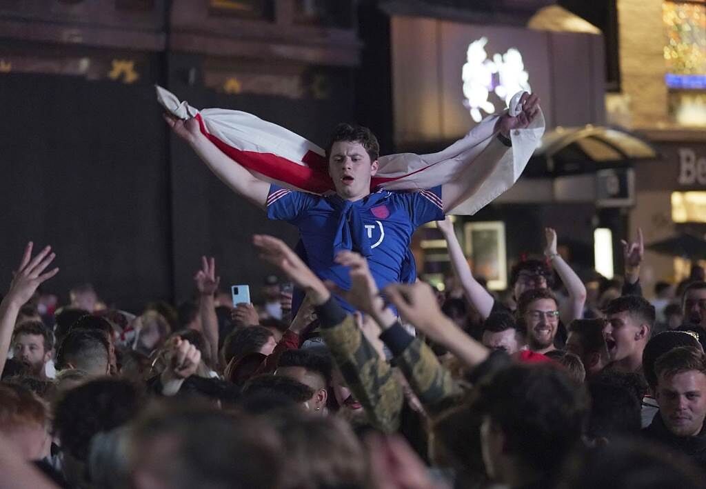 英格蘭在歐國盃踢進4強，倫敦球迷在萊斯特廣場大肆慶祝。（美聯社資料照）