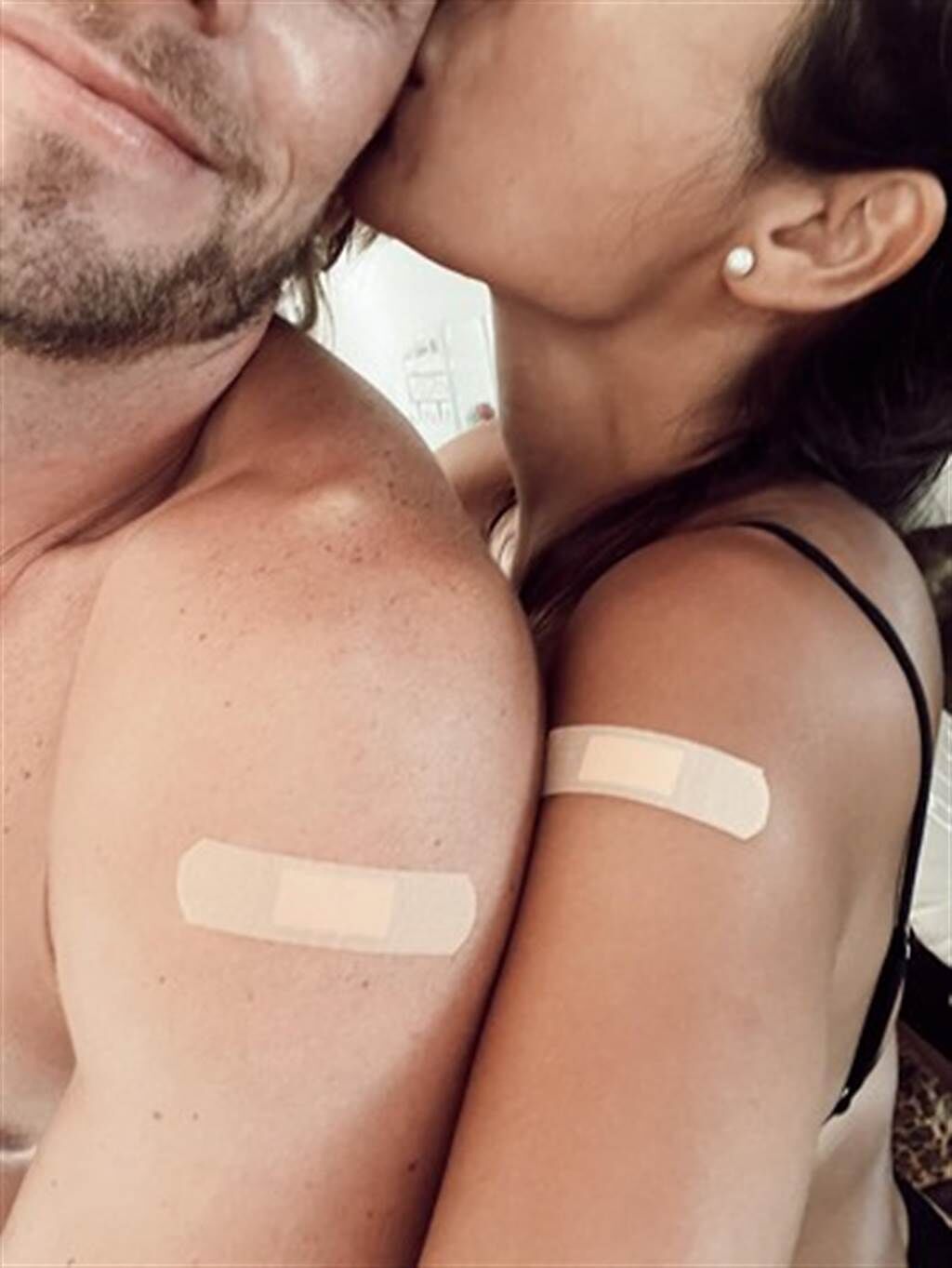 法比歐曬出和未婚妻打完疫苗的閃照。（圖/翻攝自法比歐臉書）