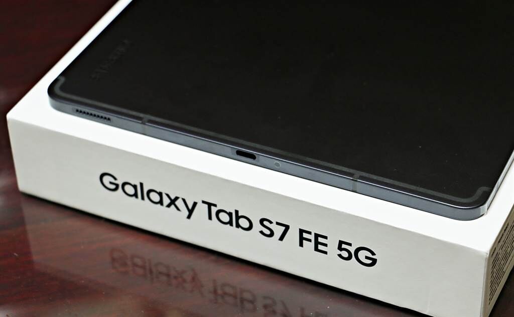 三星Galaxy Tab S7 FE 5G左側。（黃慧雯攝）
