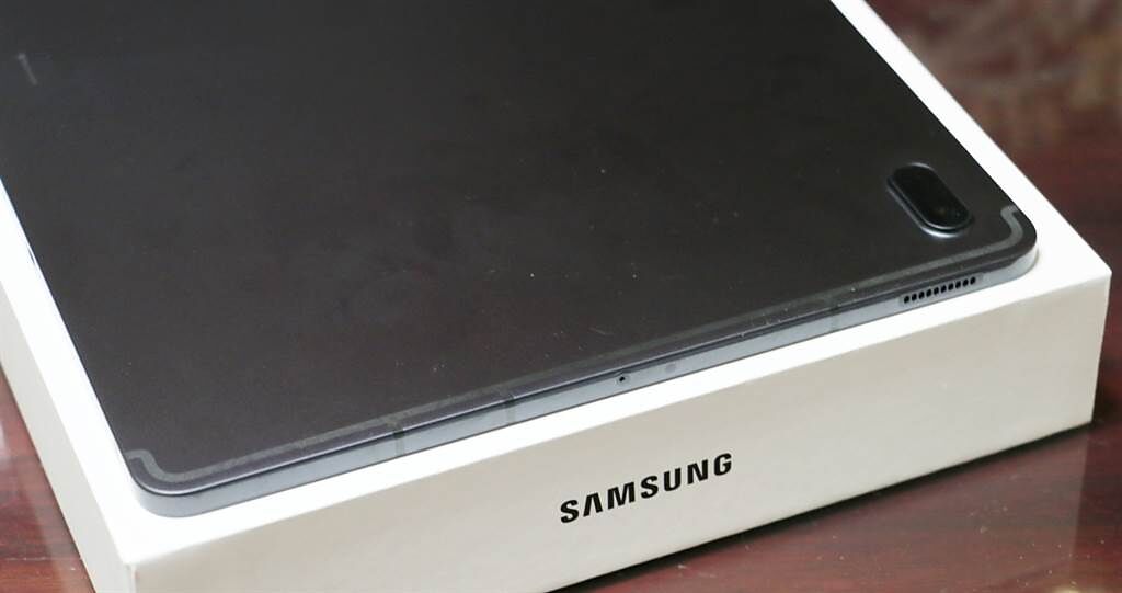 三星Galaxy Tab S7 FE 5G右側。（黃慧雯攝）