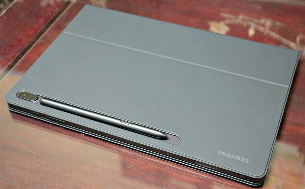 三星Galaxy Tab S7 FE 5G鍵盤配件闔起來有專門吸附S Pen的位置。（黃慧雯攝）
