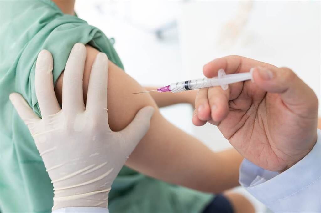 醫師分享BNT和AZ疫苗後的副作用比較，坦言「接種後超過一個星期就不要自己胡思亂想了」。（示意圖／Shutterstock）