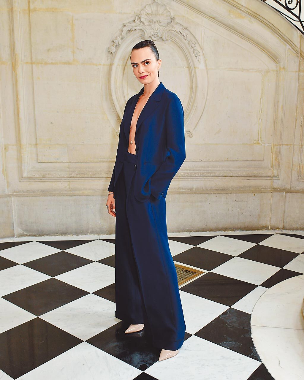 超模Cara Delevingne單穿雙扣西裝外套，秀出迷人好身材。（Dior提供）