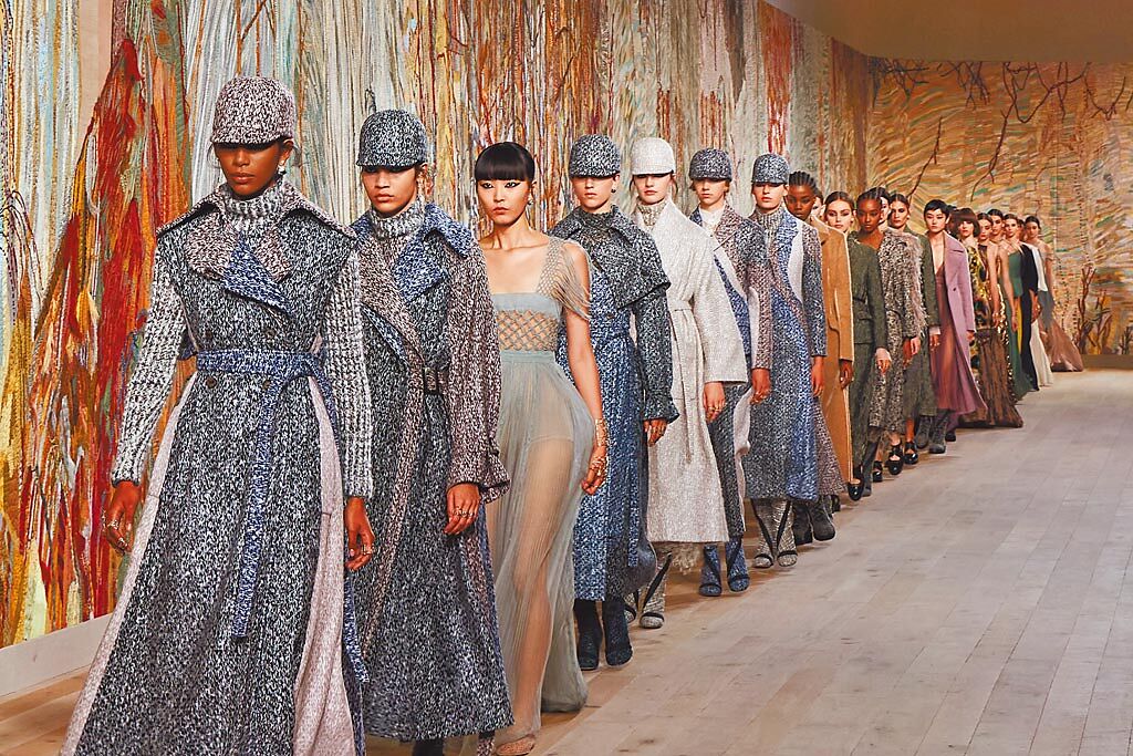 Dior 2021秋冬高級訂製服重回實體秀，讓人能細部欣賞布料與紋理之美。（Dior提供）