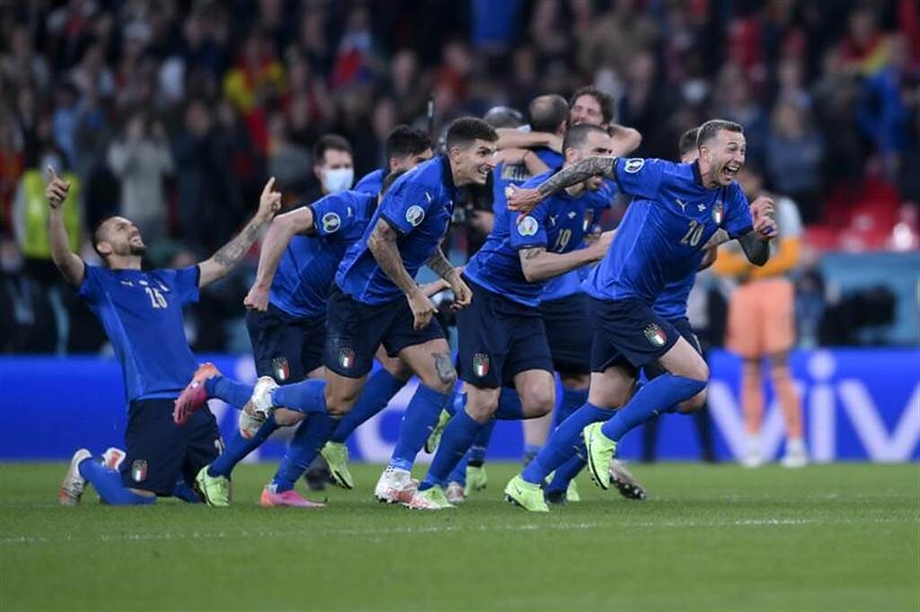 義大利PK獲勝瞬間，在中線等待的球員一擁而上慶祝勝利。（美聯社）
