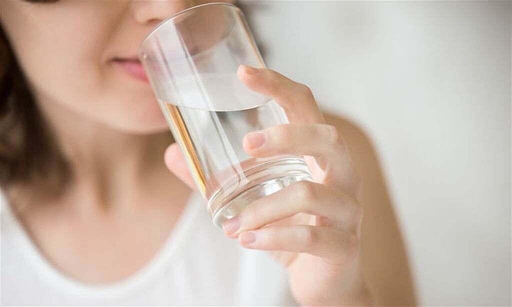 小暑時節，補充水分避免中暑很重要，但喝水的分量和時機需要注意。(示意圖/Shutterstock)