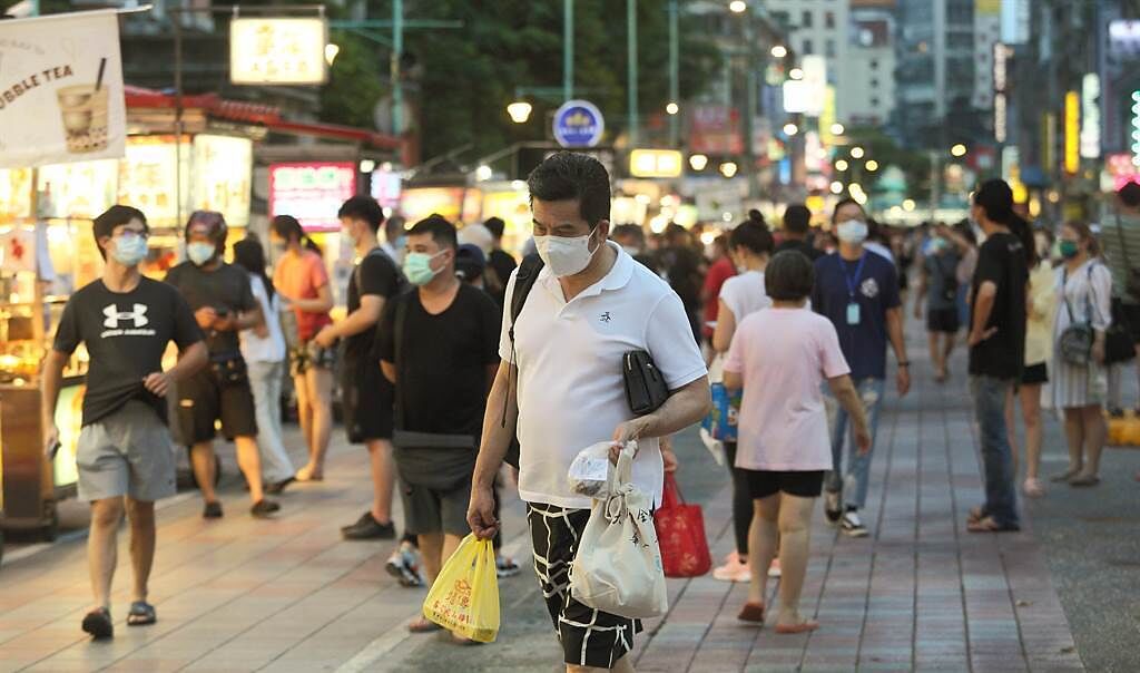 醫師認為1日生活圈不代表1日感染圈，因此質疑台灣為何不分區解封？圖為寧夏夜市出現人潮畫面。（本報系資料照）