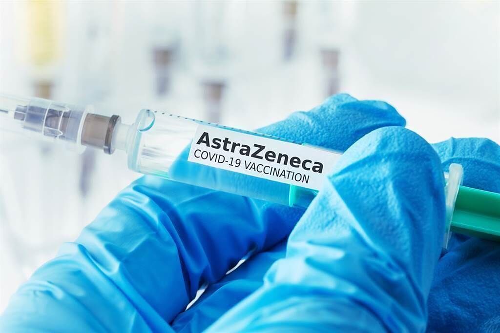 我國自購的第二批AZ疫苗將於今天下午抵台，衛福部長陳時中今天表示，下午3時40分，將會有62.6萬劑AZ疫苗到達，有效期限到10月30日。(示意圖/Shutterstock)