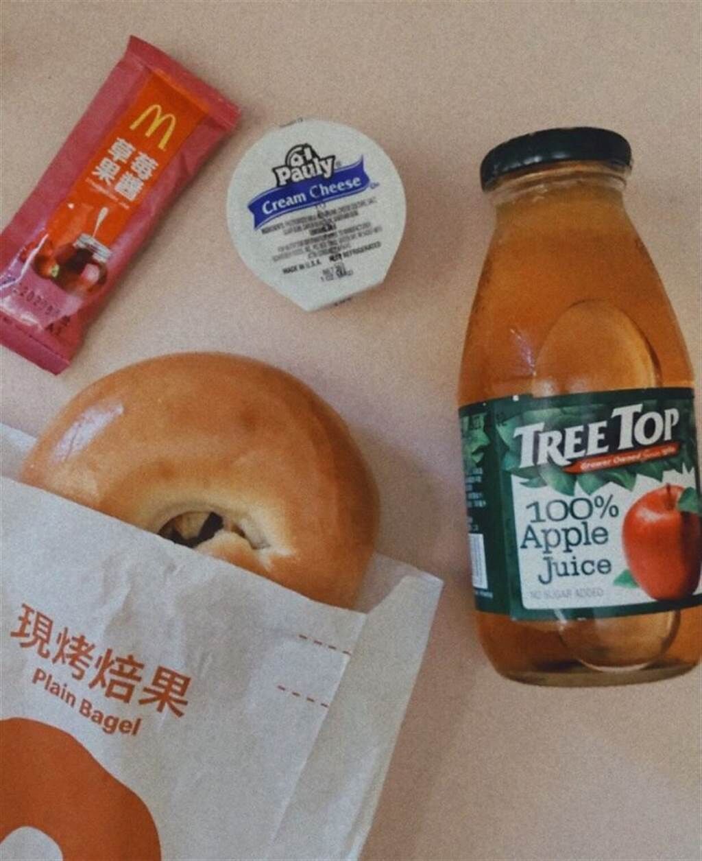 一名網友分享麥當勞期間限定早餐，夾附贈的乳酪抹醬超好吃。(翻攝自Dcard)
