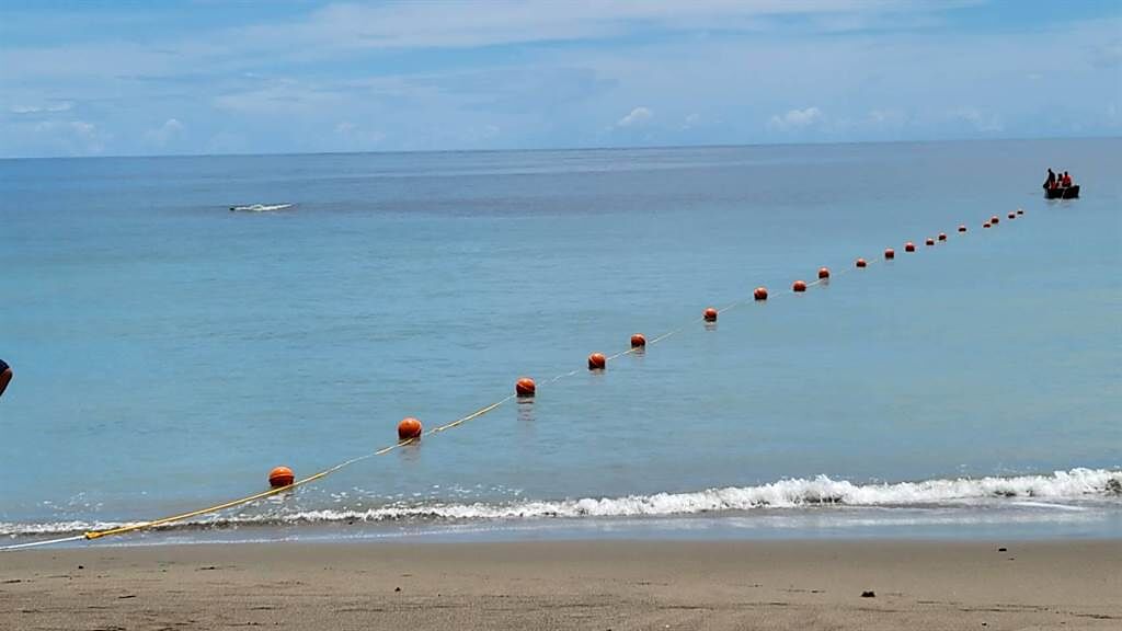 杉源海水浴場浮球警戒線已完成設置。（台東縣政府提供）