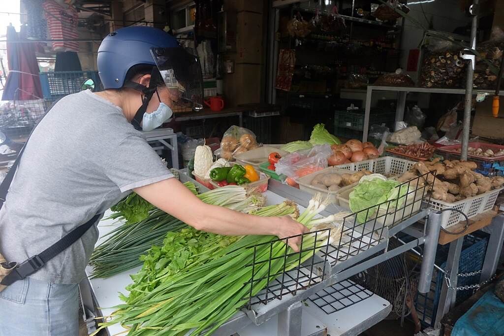 雨後延遲性災損菜少價高，數種蔬菜飆破百元。（張朝欣攝）