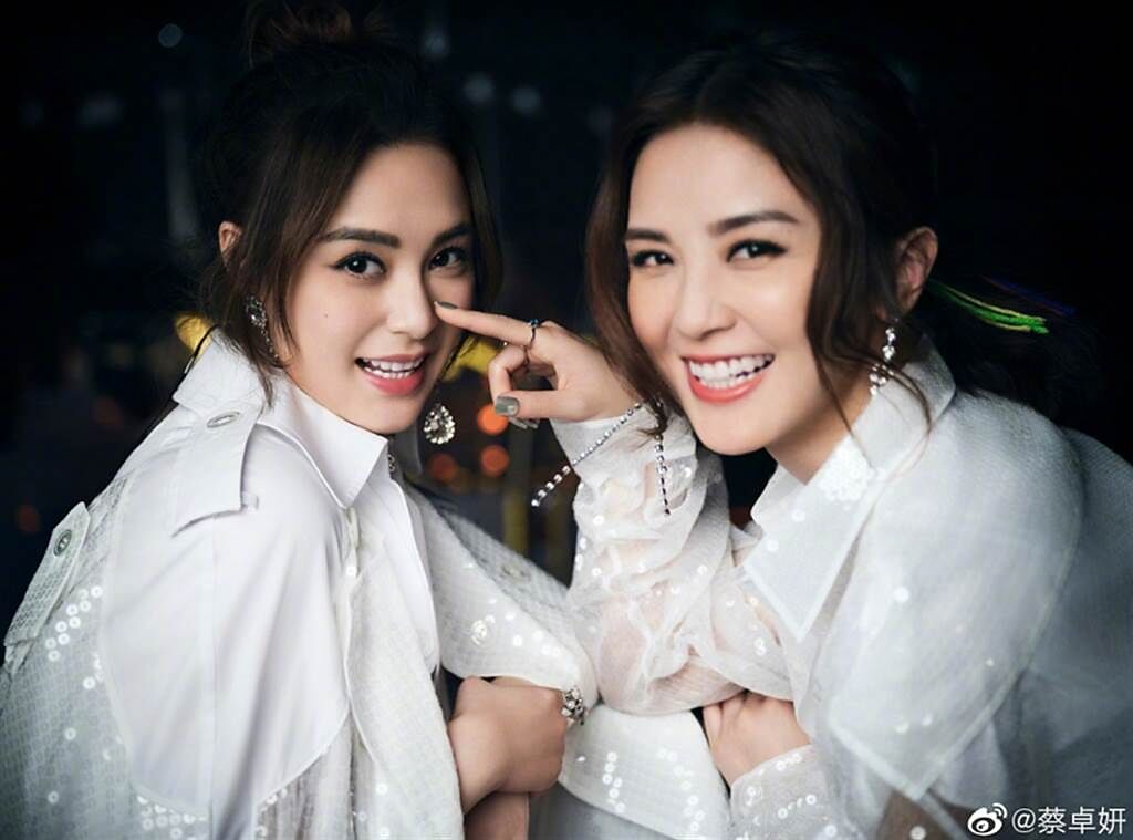 香港女子團體Twins由阿Sa（蔡卓妍）（圖右）和阿嬌（鍾欣潼）（圖左）組成，至今已是神話級女團。(圖/ 摘自蔡卓妍微博)