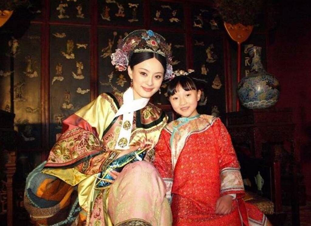 楊心儀在《後宮甄嬛傳》飾演孫儷長女「朧月公主」。(圖/ 摘自微博)
