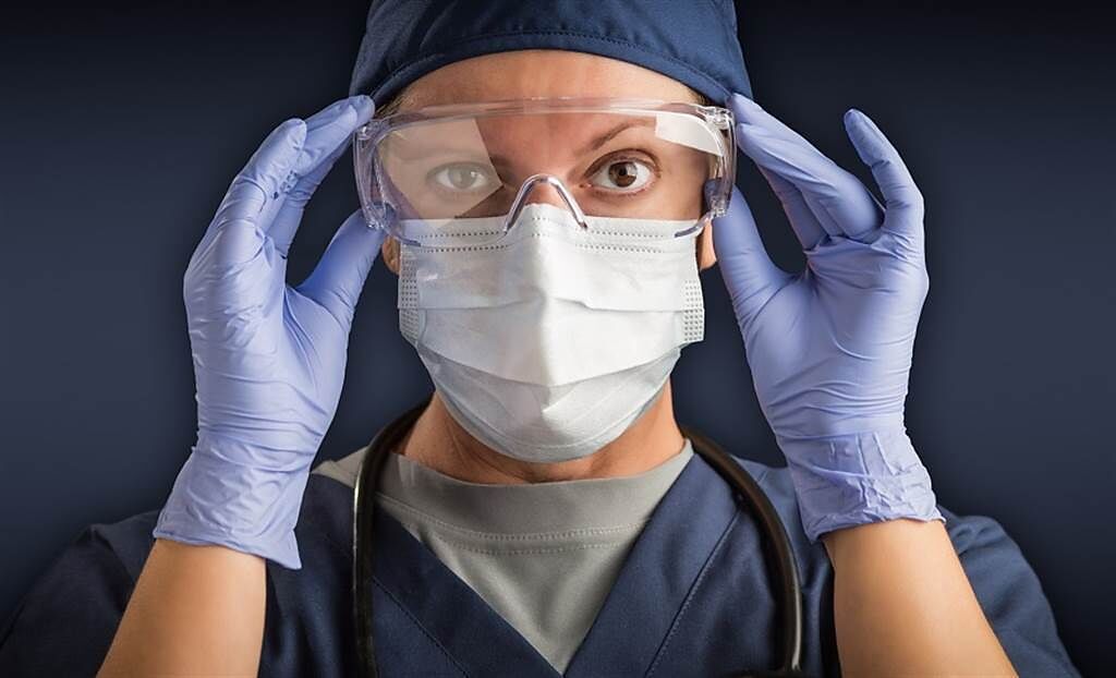 久戴口罩、護目鏡會頭痛？醫：3方法神救援。(示意圖/Shutterstock)