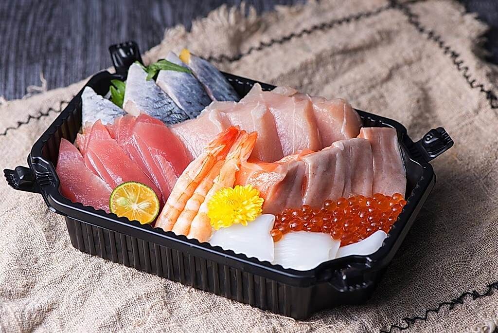 「寒沐食市」販售的「厚切綜合生魚片」標榜生魚片厚度達2公分。（圖／礁溪寒沐酒店）