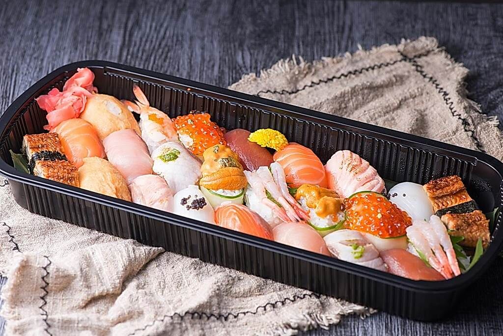 「寒沐食市」的「豪華派對握壽司盛合」，集結鮪魚、鮭魚卵、海膽等時令漁獲捏製而成。（圖／礁溪寒沐酒店）