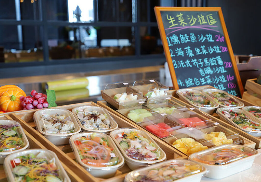 「逸·市場」新鮮看得到，生鮮蔬果、沙拉餐盒優惠折扣平均220元(圖片：國泰飯店觀光事業提供)